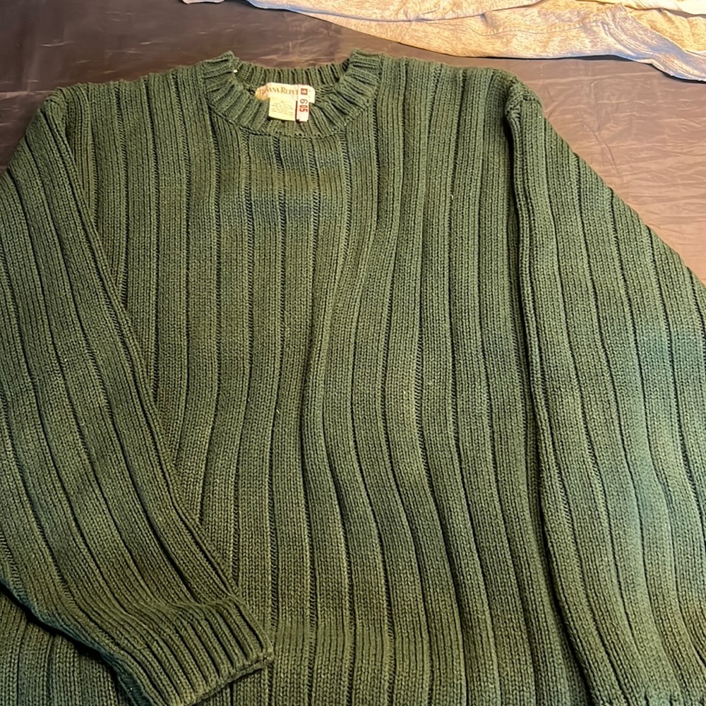 Men’s green Banana Republic vintage knit sweater.